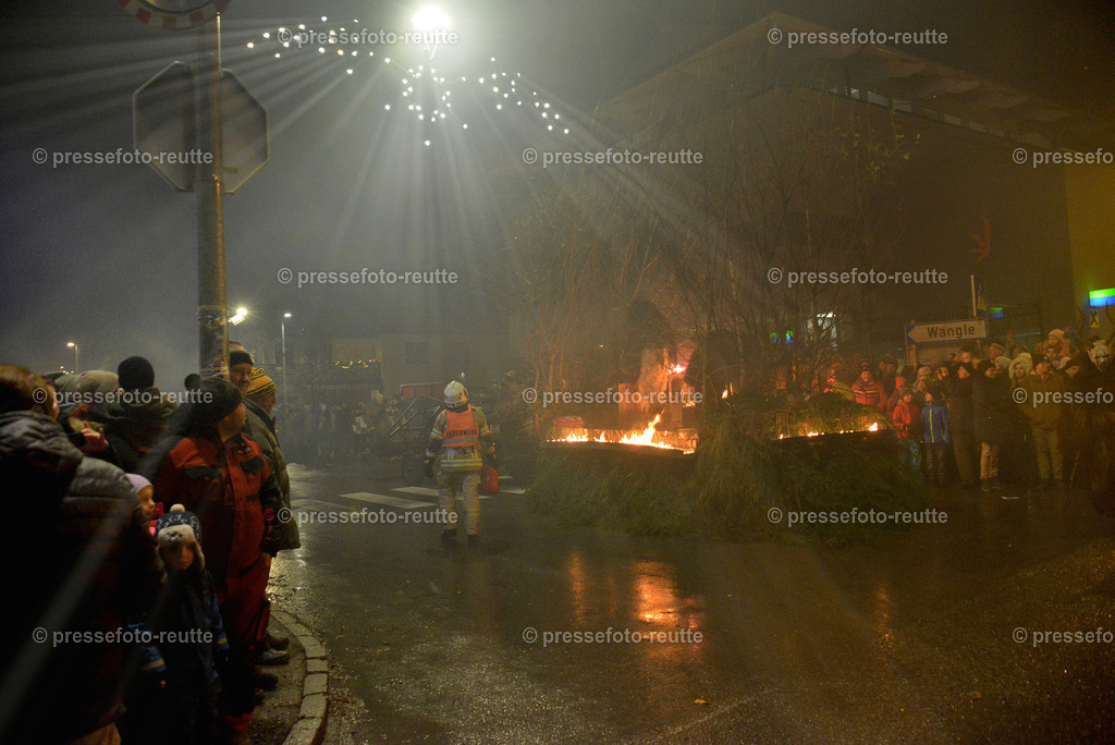 -news-2022-Dez05-Nikolo-Einzug-Lechaschau-WTV_6367 | Info aus dem Bezirk Reutte/Ausserfern Tirol sowie eine umfangreiche Bilddatenbank über die gesamte Region: Lechtal, Talkessel Reutte, Tannheimertal, Zwischentoren. Lech, Plansee, Zugspitze, Grenztunnel, B179, Fernpassstraße, Verkehr, Lawinen, Tradition, - Realisiert mit Pictrs.com