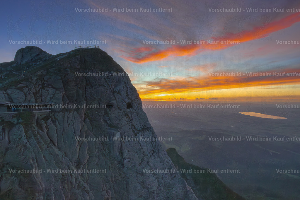 Sonnenuntergang auf dem Pilatus | Sonnenuntergang auf dem Pilatus mit warmem Abendlicht, leuchtenden Wolken und Blick über die Zentralschweiz. Eine ruhige Bergserie zwischen Fels, Himmel und letzter Tagesfarbe. - Realisiert mit Pictrs.com