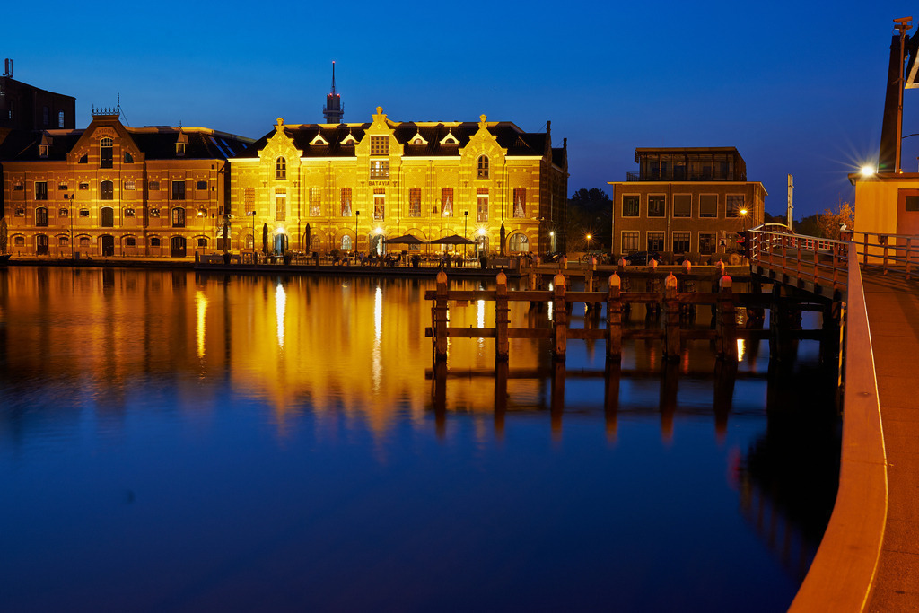 Industriegebiet bei Nacht an der Zaan. | Wormerveer, Niederlande - July 17, 2014: Industriegebiet bei Nacht an der Zaan mit Zugbrücke. - Realisiert mit Pictrs.com