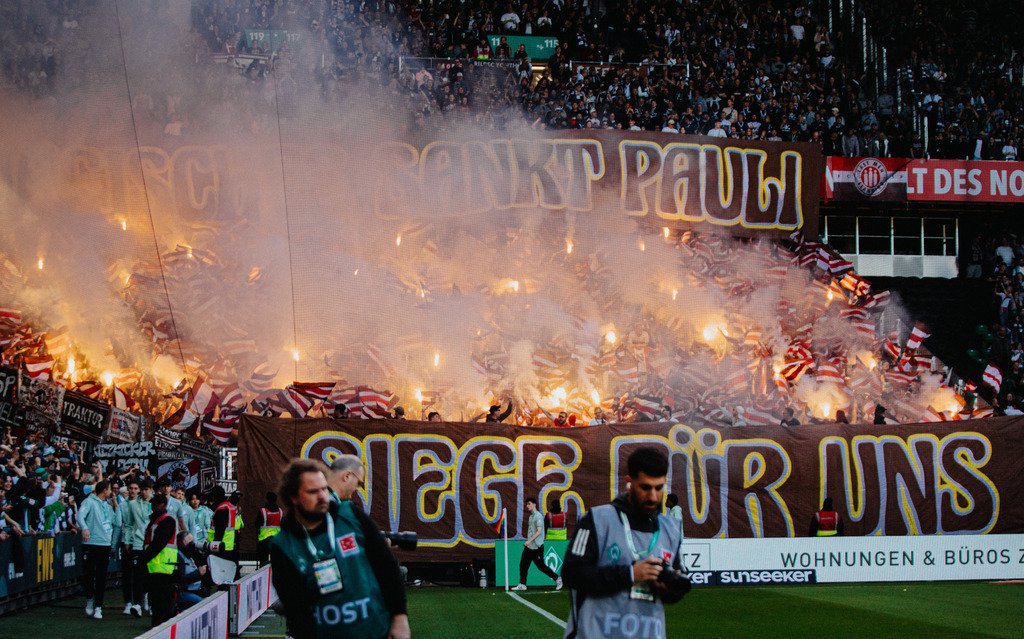 IMG_9018 | Der offizielle Shop für FC St. Pauli Fotos. Wähle aus Spielszenen & Fanmomenten dein FCSP Wunschformat. Wir liefern Millerntor-Atmosphäre.