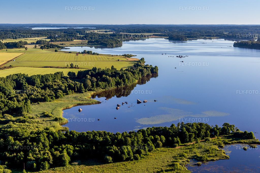 Vue aérienne: Zones boisées sur les rives du lac Åsnen, aux eaux couleur de lande, près de Hunna, dans le Småland à Grimslöv dans le département Kronobergs län, Suède. Photo: IMG_108304.jpg prise le 30/06/2018 par Werner Riehm/FLY-FOTO.euRésolution de l'original: 5472 x 3648 px
