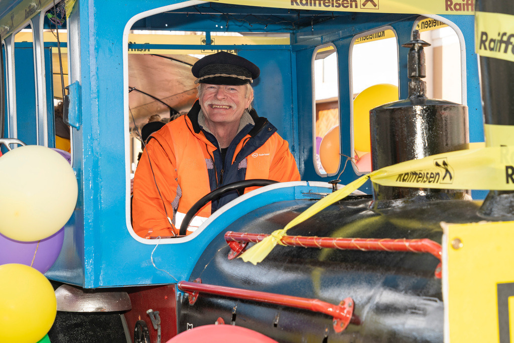 Umzug2025-117_9051 | Fotostrecke: FASCHINGSUMZUG 2025 in Loosdorf. 22 Masken(gruppen)-Teilnehmer: Loosdorfer Vereine, Wirtschaftstreibende, Gemeindeabordnungen sowie Kreditinstitute. rund 700 Besucher entlang der Hauptstrasse. Veranstaltungs-Sicherung durch Mannschaft der FF-Loosdorf mit schwerem Gerät. Maskenprämierung am EKZ-Platz durch Bgm. Thomas Vasku in den Kategorien: Bester Festwagen (Fa. gkonzept-Groissenberger; Beste Personengruppe-ASK-Loosdorf; Beste Einzelperson; Weiteste Anreise-FF Schollach;