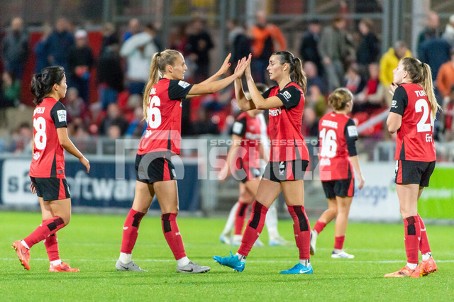 20241007NSZ_0418 | Jubel nach dem Sieg bei Bayer Leverkusenv.l. Shen Menglu (Bayer Leverkusen,No.28), Juliette Vidal (Bayer Leverkusen,No.56), Selina Ostermeier (Bayer Leverkusen,No.02), Lilla Turányi (Bayer Leverkusen,No.24)DEU, Leverkusen, 07.10.2024 Fußball, Frauen, Google Pixel Frauen-Bundesliga, Saison 2024/2025, 5. Spieltag, Bayer 04 Leverkusen - FC Carl Zeiss JenaDIE DFB-RICHTLINIEN UNTERSAGEN JEGLICHE NUTZUNG VON FOTOS ALS SEQUENZBILDER UND/ODER VIDEOÄHNLICHE FOTOSTRECKEN - Realisiert mit Pictrs.com