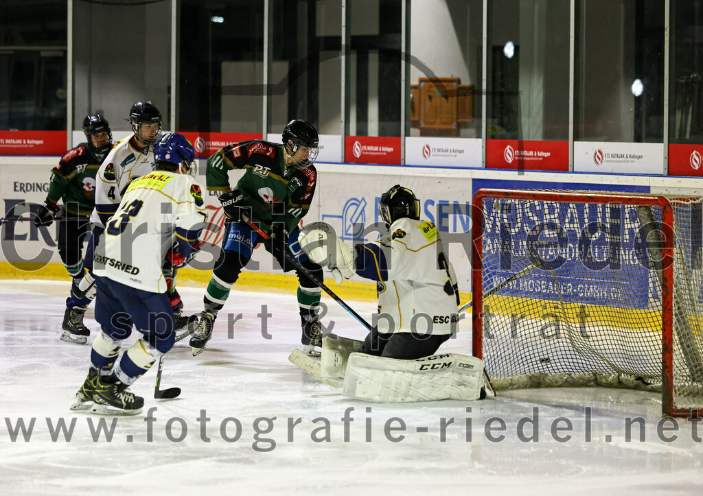 2022-11-26_020_TSV_Erding_gegen_ESC_Geretsried | Erding, Deutschland, 26.11.2022:
Eishockey, Bayernliga U20 2022 / 2023, xx. Spieltag, TSV Erding gegen ESC Geretsried, Endergebnis: 5:3

Lucas Lieb (ESC Geretsried, #13), Ryan Finn Henke (Erding Gladiators, #10), Torwart Jan Philipp Marco (ESC Geretsried, #30)

Foto: Christian Riedel / fotografie-riedel.net