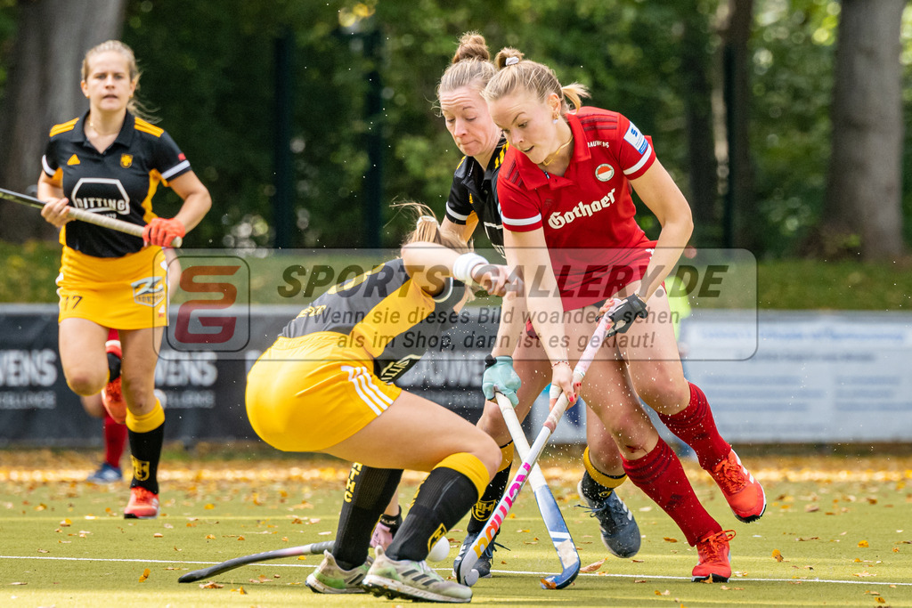SFE_20221008_0121 | 1. Bundesliga Hockey Damen Rot-Weiss Köln - Harvestehuder THC am 08.10.2022 in Köln (KTHC Stadion Rot-Weiss Köln Tennis and Hockey Club), Photo: Stephan Fehrmann 2022 (Sports-Gallery),Pia Maertens ( Rot-Weiss Köln #35 ) ,Franziska Hauke ( Harvestehuder THC #26)
