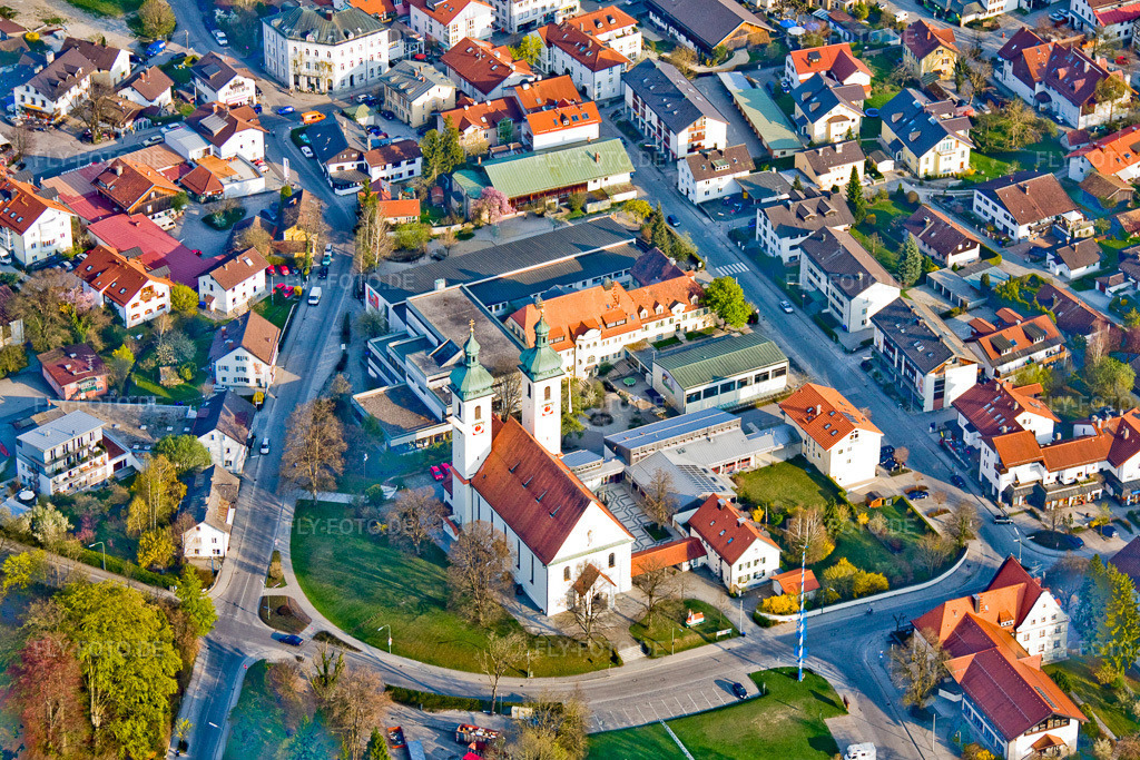 Luftbild: Kirchengebäude St. Joseph im Dorfkern in Tutzing im Bundesland Bayern in Deutschland. Foto: IMG_17960.jpg vom 15.04.2009 durch Werner Riehm/FLY-FOTO.de