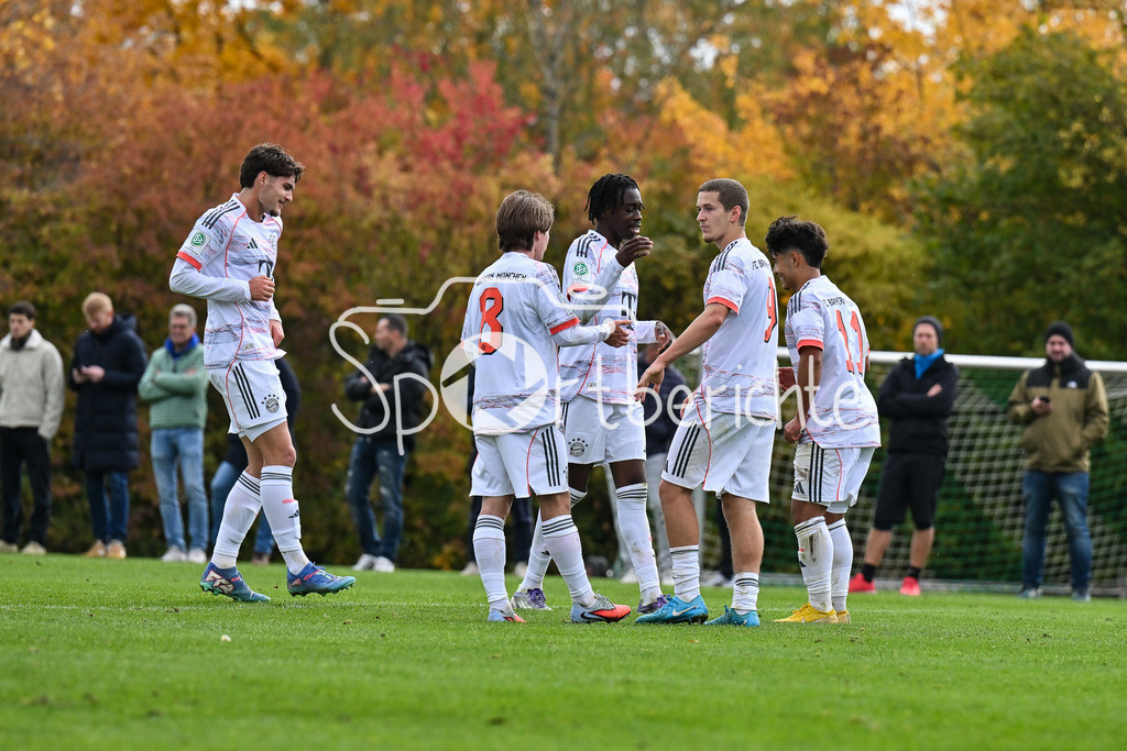 SpVgg Unterhaching U19 - FC Bayern München U19 | Jubel der Gäste nach dem Treffer zum 0-2 durch Maycon Douglas NORMANHA CAROZO (FC Bayern München U19 11) / Tor / Torschuetze / Freude / Happy / U19 DFB Nachwuchsliga: SpVgg Unterhaching - FC Bayern München; Sportschule Oberhaching am 18.10.2025