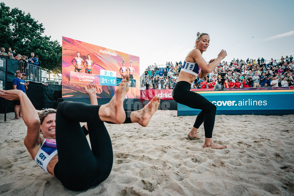 Beachvolleyball | Frauen | Allianz German Beach Tour | Deutsche Beachvolleyball-Meisterschaft 2024 | 31.08.2024 | v.l. Laura Ludwig und Louisa Lippmann machen einen Purzelbaum