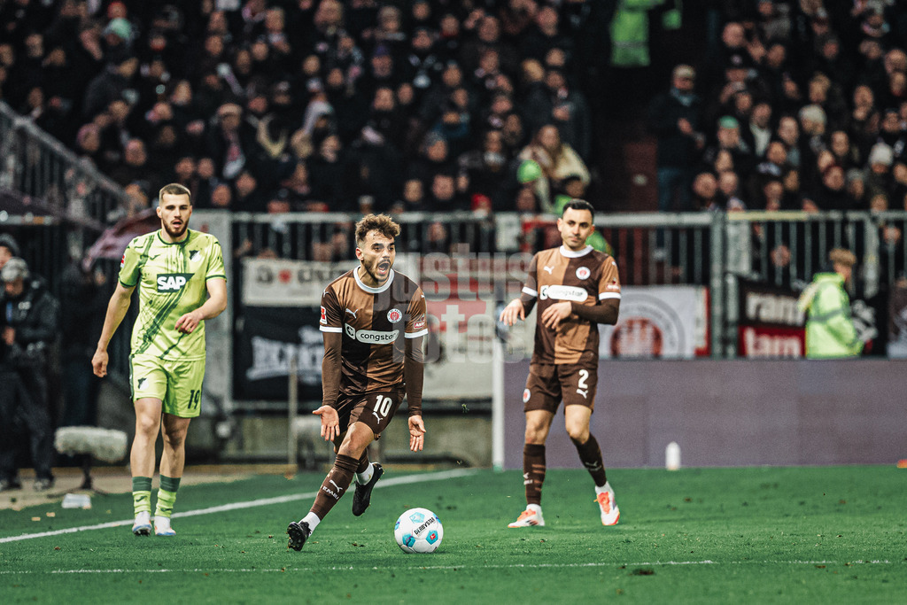 Fußball | Männer | Saison 2024/2025  | Fußball-Bundesliga | 26. Spieltag | FC St. Pauli vs. TSG Hoffenheim | 14.03.2025 | Danel Sinani (#10, FC St. Pauli) unglücklich über einen Pfiff regt sich auf