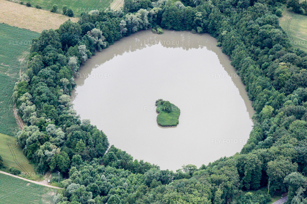 Vue aérienne: Île du lac sur l'étang à Leutenheim dans le département Bas Rhin, France. Photo: IMG_19079.jpg prise le 20/06/2009 par Werner Riehm/FLY-FOTO.eu – Résolution de l'original: 4752 x 3168 px