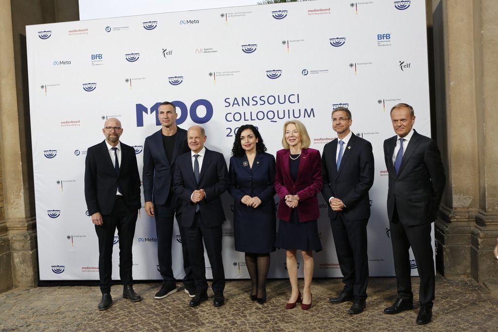 M100 Media Award: „Preis der europäischen Presse“ in Potsdam für das Ukrainische Volk verliehen. | Mit dem M100 Media Award, der sich als „Preis der europäischen Presse“ versteht, wird in diesem Jahr das Ukrainische Volk ausgezeichnet. Die Auszeichnung nimmt stellvertretend Wladimir Klitschko in der Orangerie im Park Sanssouci entgegen. Das Bild zeigt (L-R) Moritz Van Duelmen, Geschäftsführer Potsdam Media International e.V., Ukrainischer Ex-Box-Weltmeister im Schwergewicht Wladimir Klitschko, Bundeskanzler Olaf Scholz, Vjosa Osmani, Präsidentin des Kosovo, Amy Gutmann, US-Botschafterin in Deutschland, Mike Schubert, Bürgermeister von Potsdam und Donald Tusk vor der Preisverleihung.