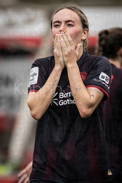 Frauen Fußball-Bundesliga; Bayer 04 Leverkusen - Werder Bremen, 17.05.2026 | LEVERKUSEN, 17.05.2026 - Sofie Zdebel (Bayer 04 Leverkusen, 16) emotional nach einer vergebenen Chance während der Begegnung Bayer 04 Leverkusen - Werder Bremen an Spieltag 26 der Google Pixel Frauen-Bundesliga am 17.05.2026 im Ulrich-Haberland-Stadion in Leverkusen (Nordrhein-Westfalen). DFL REGULATIONS PROHIBIT ANY USE OF PHOTOGRAPHS AS IMAGE SEQUENCES AND/OR QUASI-VIDEO.
