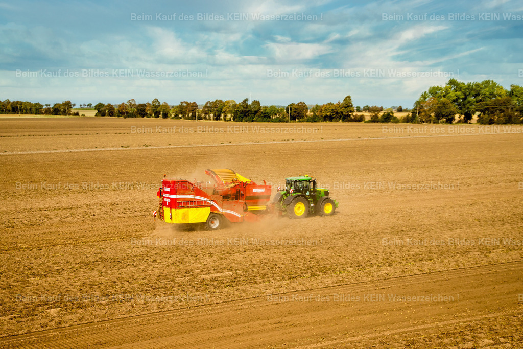 Landwirtschaft_Feld_Niederndoeleben_Traktor_Maschine-0574 | Die Magdeburger Platte® - das sind die schönsten Luftbilder von Magdeburg & Sachsen-Anhalt auf Acryl, Leinwand oder zum Download. Das ist Luftbildfotografie & Luftbildaufnahmen mit Drohne & Flugzeug.  - Realisiert mit Pictrs.com