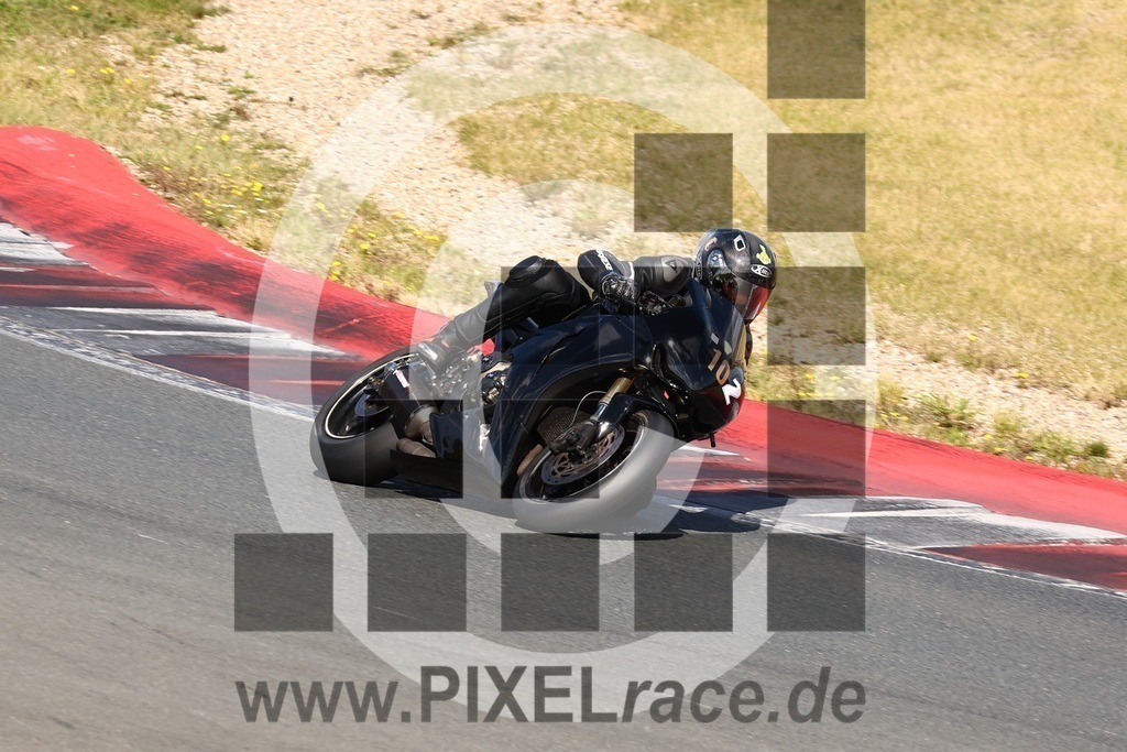 0102-20240914_03635 | Schöne Erinnerungen an spannende Momente - das festzuhalten ist unser Job. PIXELrace.de ist seit 2003 auf den Rennstrecken Europas unterwegs um die Action draußen beim Fahren und die wunderbare Stimmung imm Fahrerlager für euch einzufangen.