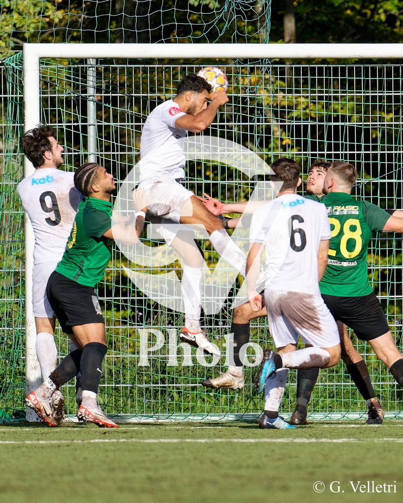 2eme ligue - FC Veyrier - FC Kosova |  durant le match de 2eme ligue entre FC Veyrier et FC Kosova au Stade du Grand-Donzel à Veyrier, Suisse