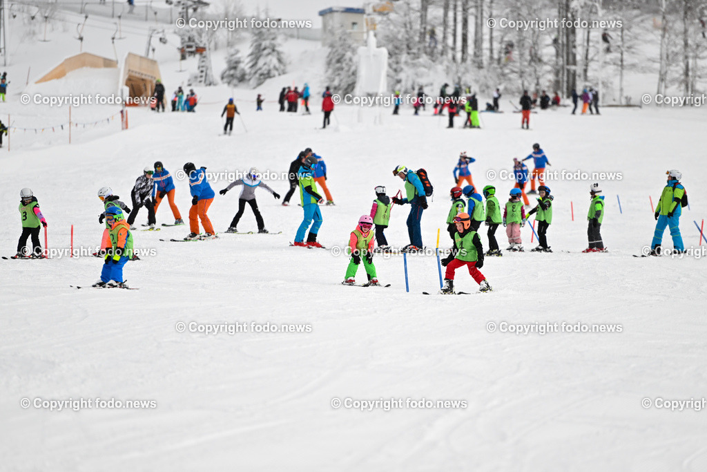 Hochficht_ Skigebiet_ Boehmerwald_ 04.02.2023-6 | 04.02.2023, Hochficht, AUT, Skigebiet Hochficht, Boehmerwald, im Bild Kinder bei Skifahren, Piste, Ski, Schnee, Skischule
