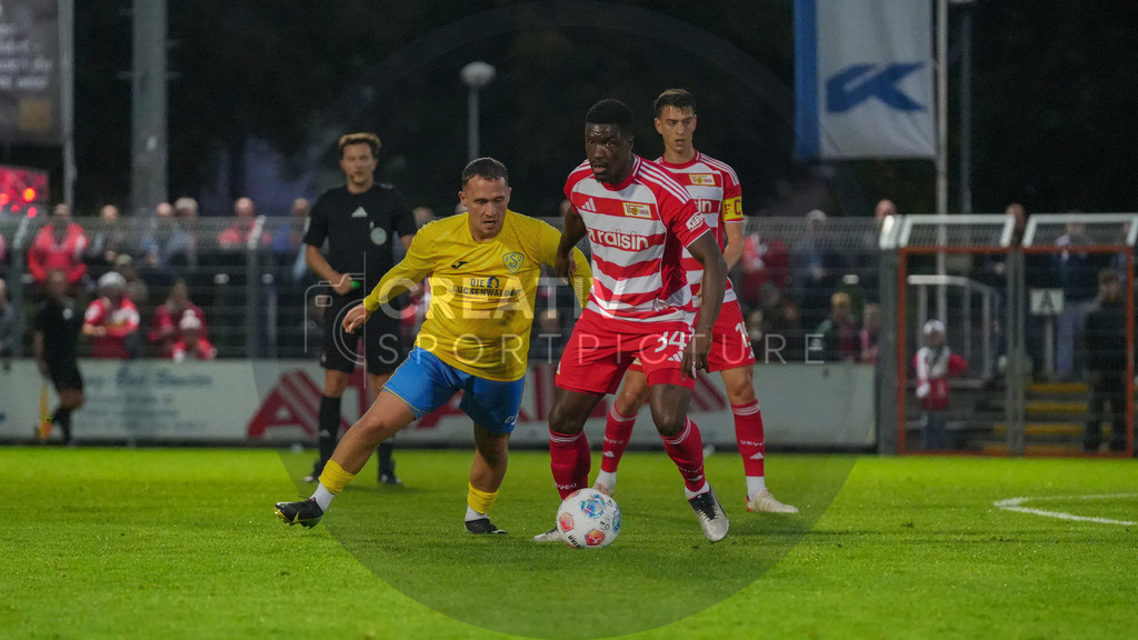 Fußball, Herren, Saison 2025/2026, Testspiel, Freundschaftsspiel, FSV 63 Luckenwalde vs. 1.FC Union Berlin, Mittwoch 08.10.2025, Werner-Seelenbinder-Stadion Luckenwalde, | Fußball, Herren, Saison 2025/2026, Testspiel, Freundschaftsspiel, FSV 63 Luckenwalde vs. 1.FC Union Berlin, Mittwoch 08.10.2025, Werner-Seelenbinder-Stadion Luckenwalde, Im Bild: Stanley Nsoki (r. Union) und Lucas Will (l. Luckenwalde) - Realisiert mit Pictrs.com