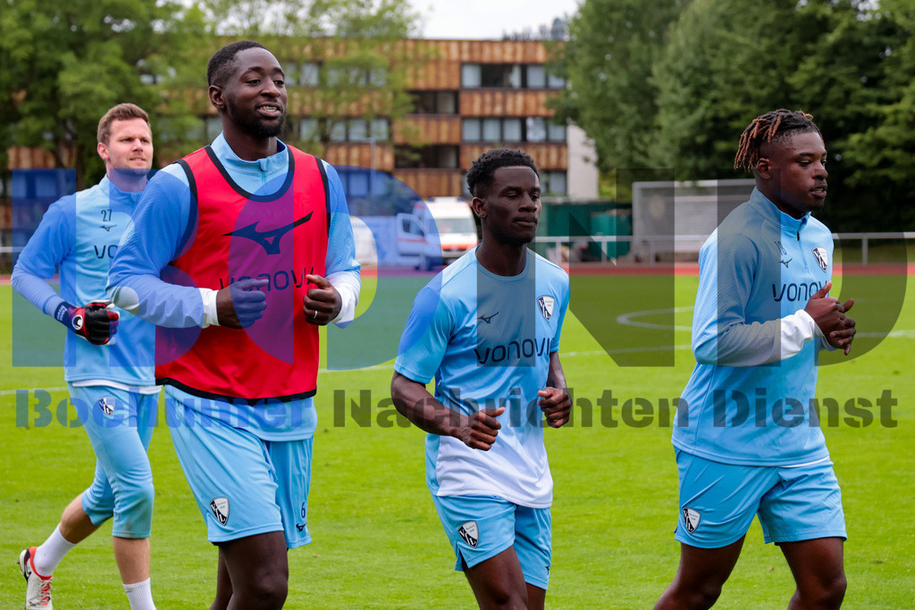 1. Fussball Bundesliga:  Trainingsauftakt VfL Bochum 1848 {date} -  | {headline}(Foto: Sebastian Sendlak / BOND)DFL regulations prohibit any use of photographs as image sequences and/or quasi-videos. - Realisiert mit Pictrs.com