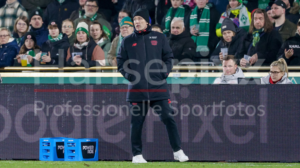 Fussball, Google Pixel Frauen-Bundesliga, SV Werder Bremen - Bayer 04 Leverkusen | Roberto Pätzold (Trainer, Bayer 04 Leverkusen), DIE DFB-RICHTLINIEN UNTERSAGEN JEGLICHE NUTZUNG VON FOTOS ALS SEQUENZBILDER UND/ODER VIDEOÄHNLICHE FOTOSTRECKEN. DFB REGULATIONS PROHIBIT ANY USE OF PHOTOGRAPHS AS IMAGE SEQUENCES AND/OR QUASI-VIDEO.