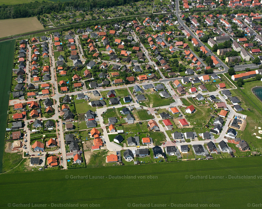2638196 | VIENENBURG 09.06.2006 Wohngebiet einer Einfamilienhaus- Siedlung  in Vienenburg im Bundesland Niedersachsen, Deutschland // Single-family residential area of settlement  in Vienenburg in the state Lower Saxony, Germany Foto: Gerhard Launer
