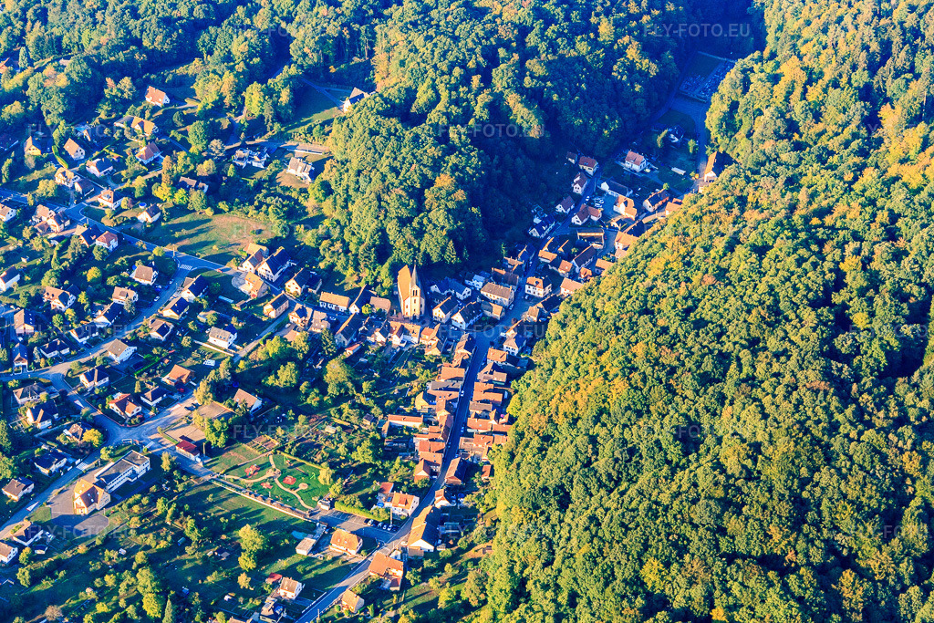 Vue aérienne: Vue d'ensemble du lieu avec Aire de jeu d'Ottersthal depuis l'est à Ottersthal dans le département Bas Rhin, France – .Photo: IMG_111667.jpg prise le 16/09/2018 par Werner Riehm/FLY-FOTO.eu – Résolution de l'original: 5472 x 3648 px