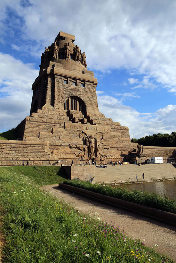 Foto: Leipzig - Völkerschlachtdenkmal | Das Team hinter BILDLEXIKON LEIPZIG bündelt historische wie aktuelle Informationen über die Stadt Leipzig in Text und Bild auf einer Plattform und stellt diese der interessierten Öffentlichkeit zur Verfügung.