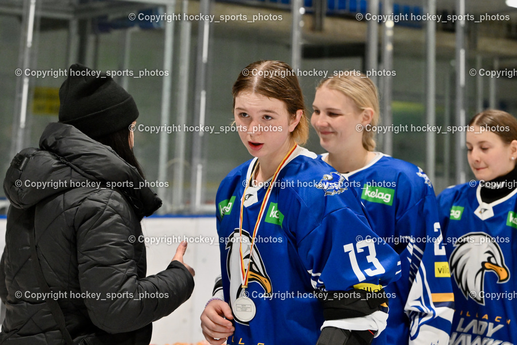 WILDCATS PATERNION & Lady Hawks Siegerehrung-Meisterfeier | Medailienübergabe, #13 Arzuhaldzic Adela LADY HAWKS, KEHV-Damenreferentin Sabine Huber, WILDCATS PATERNION &amp; Lady Hawks Siegerehrung-Meisterfeier, WILDCATS PATERNION &amp; Lady Hawks Siegerehrung-Meisterfeier am 12.03.2025 in Steindorf (Ossiachersee Halle), Austria, (Photo by Bernd Stefan)
