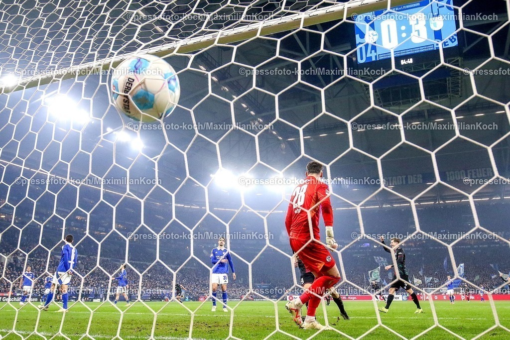 S0401022501099 | 01.02.2025, Fußball, FC Schalke 04 - 1. FC Magdeburg, 2.. Fußball Bundesliga, 20. Spieltag, Veltins-Arena Gelsenkirchen, Saison 2024 2025: Torwart Justin Heekeren (S04 #28) steht vor dem Tor, der Ball ist im Tor. Martijn Kaars (1.FC Magdeburg #9) und Philipp Hercher (1.FC Magdeburg #27) sorgen für insgesamt 5 Tore für MagdeburgDFB regulations prohibit any use of photographs as image sequences and or quasi-video.