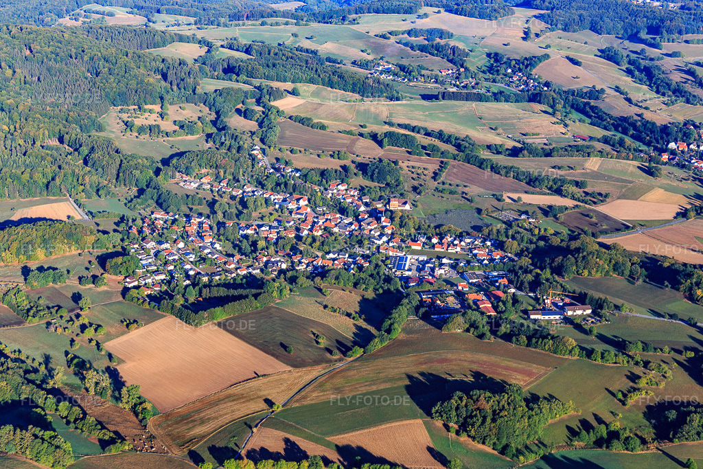 Luftbild: Dorfansicht aus Süden im Ortsteil Beedenkirchen in Lautertal im Bundesland Hessen in Deutschland. Foto: IMG_110944.jpg vom 08.09.2018 durch Werner Riehm/FLY-FOTO.de