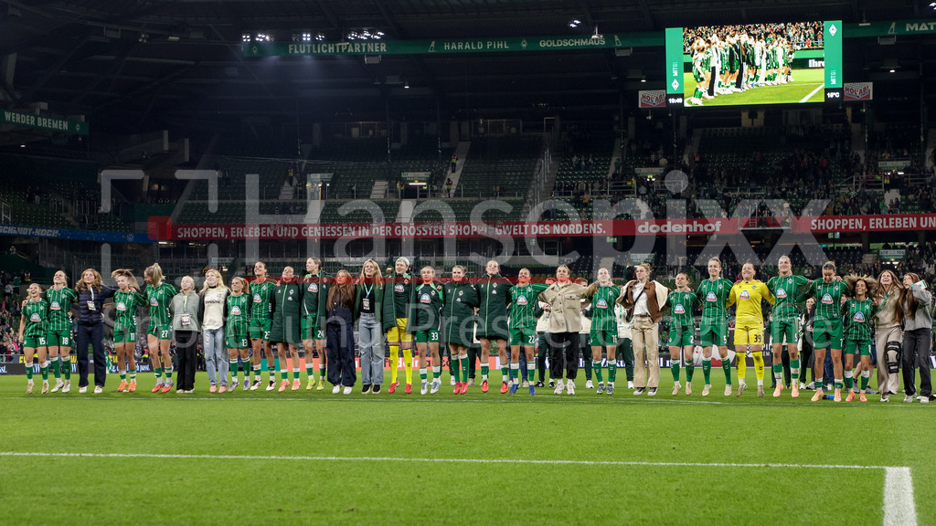 Fussball, Google Pixel Frauen-Bundesliga, SV Werder Bremen - Hamburger SV | Spielerinnen des SV Werder Bremen mit Jubel über den Sieg, Freude über das gewonnene Spiel, bedanken sich bei den Fans, Zuschauern für die Unterstützung, DIE DFB-RICHTLINIEN UNTERSAGEN JEGLICHE NUTZUNG VON FOTOS ALS SEQUENZBILDER UND/ODER VIDEOÄHNLICHE FOTOSTRECKEN. DFB REGULATIONS PROHIBIT ANY USE OF PHOTOGRAPHS AS IMAGE SEQUENCES AND/OR QUASI-VIDEO.