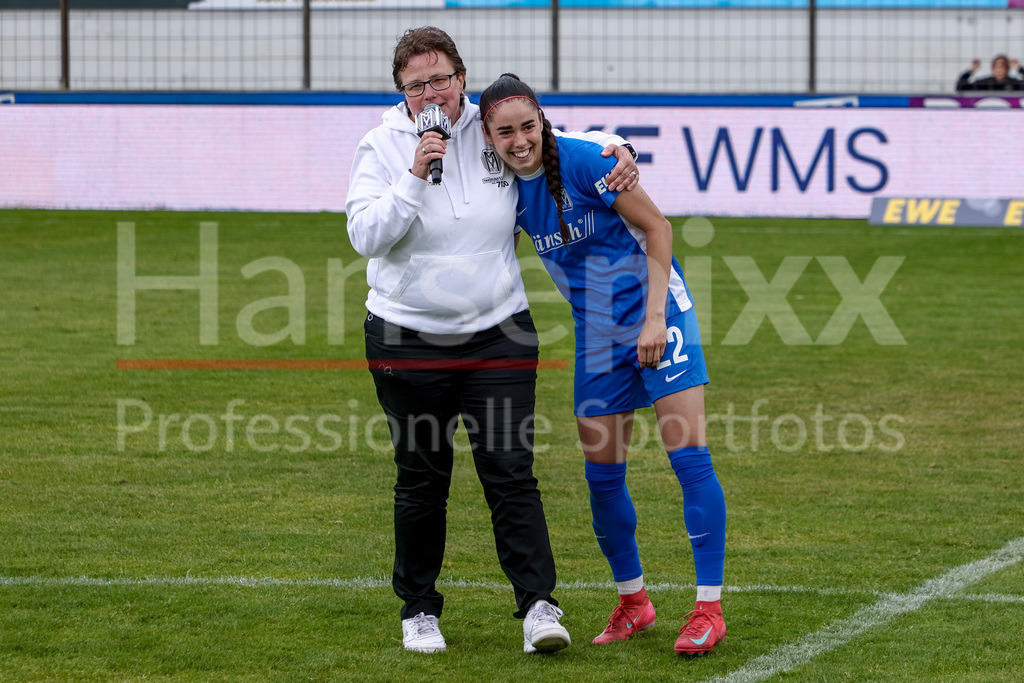 Fussball, 2. Frauen-Bundesliga, SV Meppen - Hamburger SV | v.li.: Maria Reisinger (Sportliche Leiterin, SV Meppen) und Virag Nagy (SV Meppen, 22) bei der Verabschiedung nach dem Spiel, Abschied aus dem Verein, DIE DFB-RICHTLINIEN UNTERSAGEN JEGLICHE NUTZUNG VON FOTOS ALS SEQUENZBILDER UND/ODER VIDEOÄHNLICHE FOTOSTRECKEN. DFB REGULATIONS PROHIBIT ANY USE OF PHOTOGRAPHS AS IMAGE SEQUENCES AND/OR QUASI-VIDEO.
