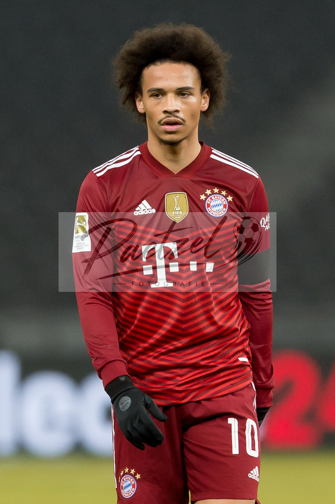 BSCFCB20220123_284 | Fussball, Herren: Leroy Sane (FC Bayern Muenchen) schaut bei dem Spiel der 1. Bundesliga zwischen Hertha BSC und FC Bayern Muenchen im Olypiastadion am 23.01.2022 in Berlin, Deutschland.DFB / DFL REGULATIONS PROHIBIT ANY USE OF PHOTOGRAPHS AS IMAGE SEQUENCES AND/OR QUASI-VIDEO. - Realisiert mit Pictrs.com