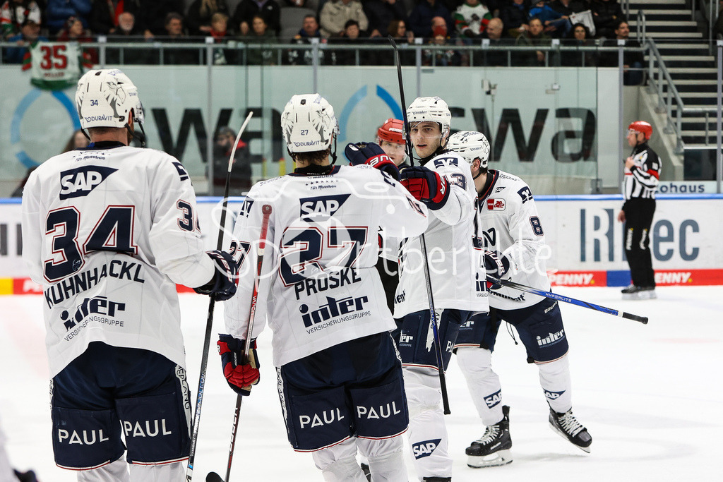 Augsburger Panther - Adler Mannheim | Stefan LOIBL (MERC #13) jubelt mit seinen Teamkollegen nach dem Siegtreffer im Penaltyschiessen gegen Augsburg / Auswaertssieg / Freude /