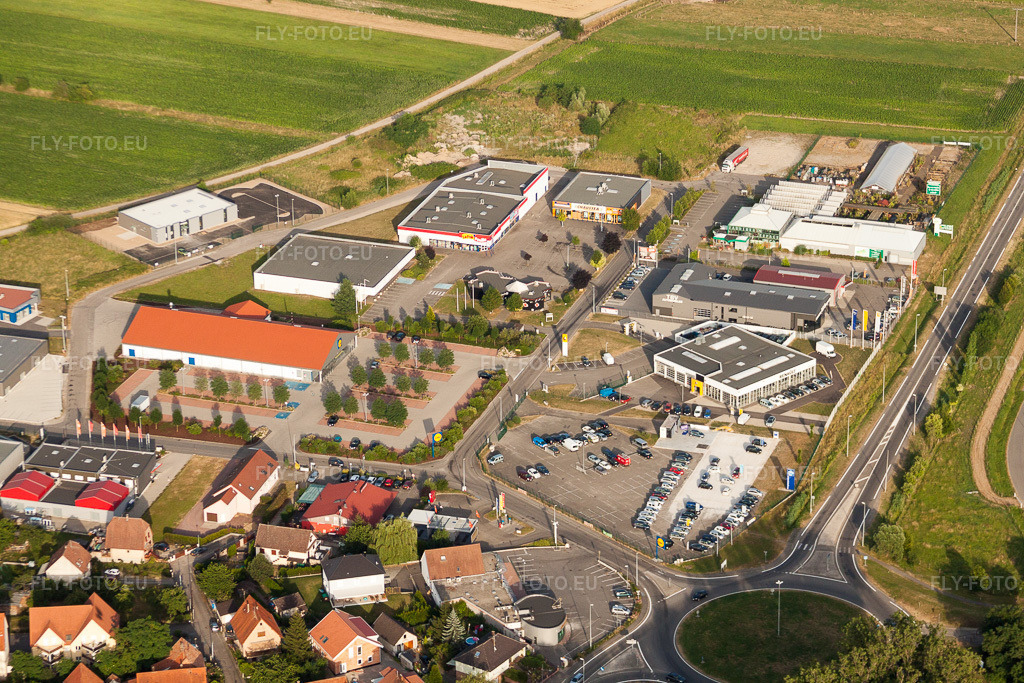Vue aérienne: Parc industriel et développement commercial rue des Champs à Oberhoffen-sur-Moder dans le département Bas Rhin, France. Photo: IMG_30440.jpg prise le 09/07/2010 par Werner Riehm/FLY-FOTO.eu – Résolution de l'original: 4752 x 3168 px