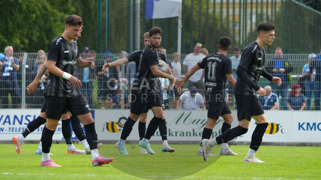 Fußball, Herren, Saison 2025/2026, Regionalliga Nordost, 2. Spieltag, FSV 63 Luckenwalde vs. Chemnitzer FC, Samstag 02.08.2025, Werner-Seelenbinder-Stadion Luckenwalde | Fußball, Herren, Saison 2025/2026, Regionalliga Nordost, 2. Spieltag, FSV 63 Luckenwalde vs. Chemnitzer FC, Samstag 02.08.2025, Werner-Seelenbinder-Stadion Luckenwalde, Im Bild: Jubel beim Chemnitzer FC nach dem Ausgleichtstreffer durch Torschütze Tom Baumgart (m.) - Realisiert mit Pictrs.com