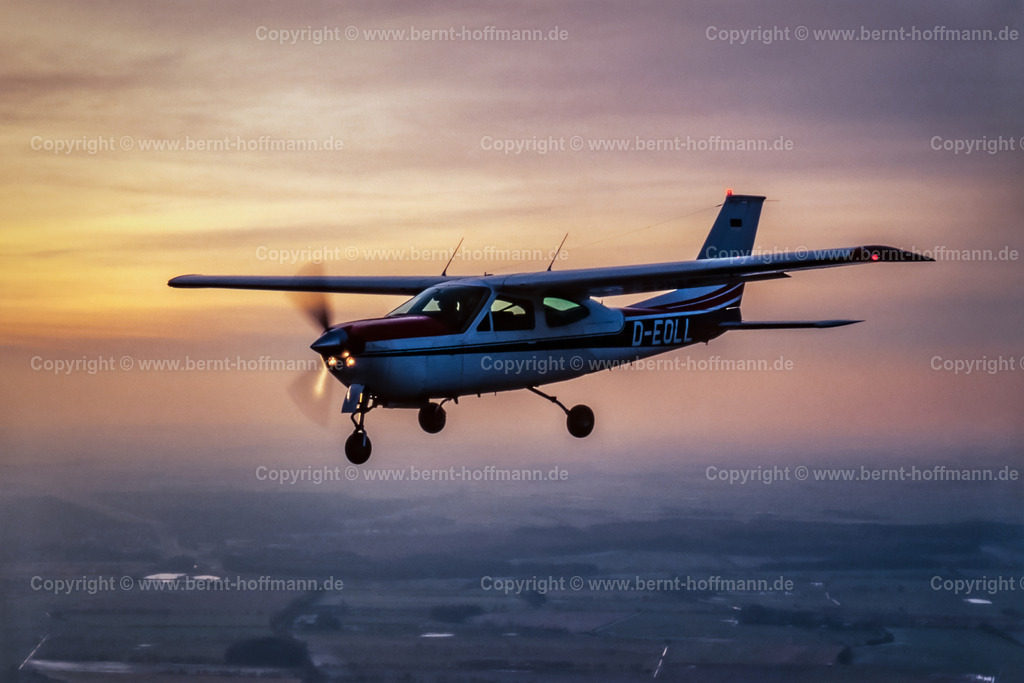 PLBDD_air2air_C177RG_04a_90x60 | Luftbild. CESSNA 177 RG über leicht nebligem Boden im Licht der untergehenden Sonne. Landeanflug mit ausgeklapptem Fahrwerk und Landescheinwerfern.  ___ Das Foto ist eine Reproduktion von einem Farbdia. - Realisiert mit Pictrs.com