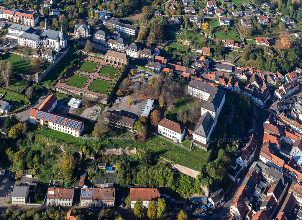 Luftbild: St. Anna und St. Philipp (Schlosskirche), Orangerie und Barockschloß über der Stadt in Blieskastel im Bundesland Saarland in Deutschland. Foto: IMG_144003.jpg vom 27.10.2024 durch Werner Riehm/FLY-FOTO.de