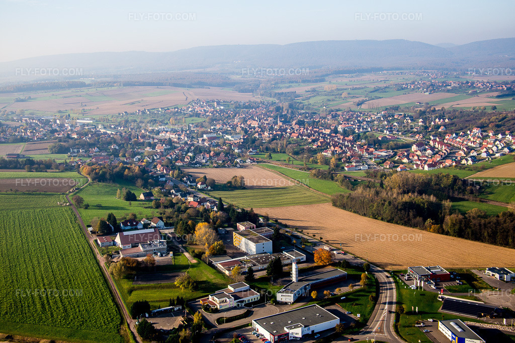 Aerial view: Agricultural fields and arable land in Soultz-sous-Forêts in the state Bas-Rhin, France. – Photo: IMG_075602.jpg taken on 11/01/2014 by Werner Riehm/FLY-FOTO.com – Resolution of the original: 5472 x 3648 px