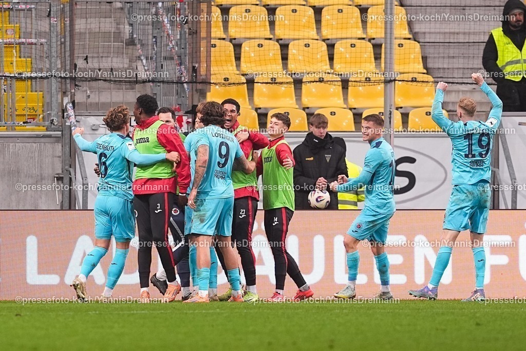 xYDRx13122501061 | 13.12.2025, xydrx, Fußball, 3.Liga, TSV Alemannia Aachen - FC Viktoria Köln, Saison 2025 2026, Tivoli: Torjubel nach dem Tor zum 2:0 für den FC Viktoria Köln durch Torschütze Tim Kloss (FC Viktoria Köln #18) zusammen mit Lex-Tyger Lobinger (FC Viktoria Köln #9)  und Tobias Eisenhuth (FC Viktoria Köln #6) David Otto (FC Viktoria Köln #10) Meiko Sponsel (FC Viktoria Köln #19)   DFB regulations prohibit any use of photographs as image sequences and or quasi-video.Photo: xYannisxDreimannxPressefotoKochx