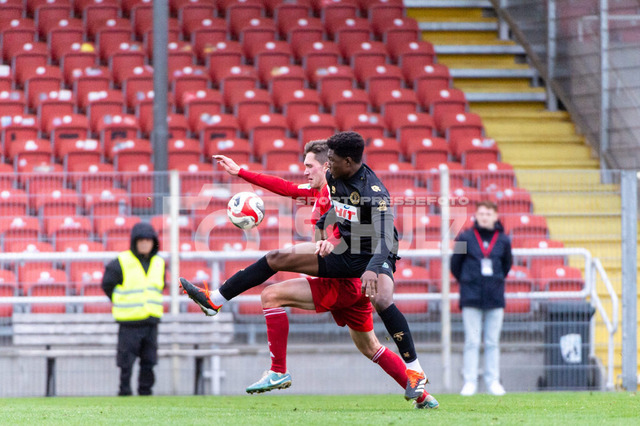 20241102_NSZ_6215 | Lennart Garlipp (Fortuna Düsseldorf U23,No.11) im Dueel mit Abdul Bance (Fortuna Köln,No.23) (vorne)DEU, Düsseldorf, 02.11.2024 Fußball, Regionalliga West, Saison 2024/2025, 14. Spieltag, Fortuna Düsseldorf U23 - SC Fortuna Köln - Realisiert mit Pictrs.com