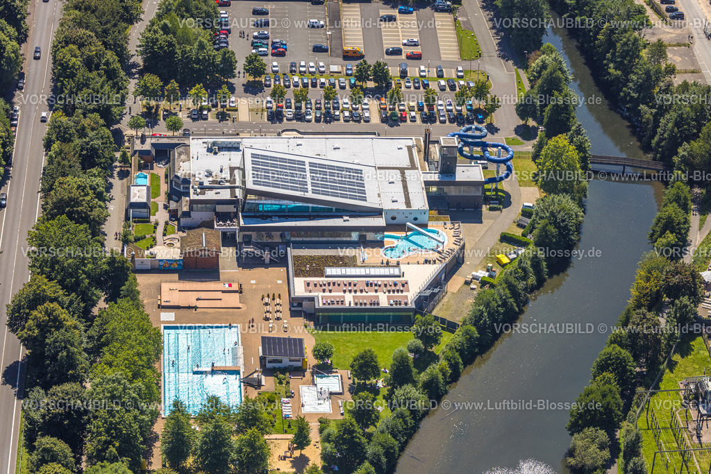 Olpe250810467 | Luftbild, Freizeitbad Olpe, Schwimmbad Freibad und Hallenbad mit Sonnenliegen und Wasserrutsche, Olpe-Stadt, Olpe, Sauerland, Nordrhein-Westfalen, Deutschland