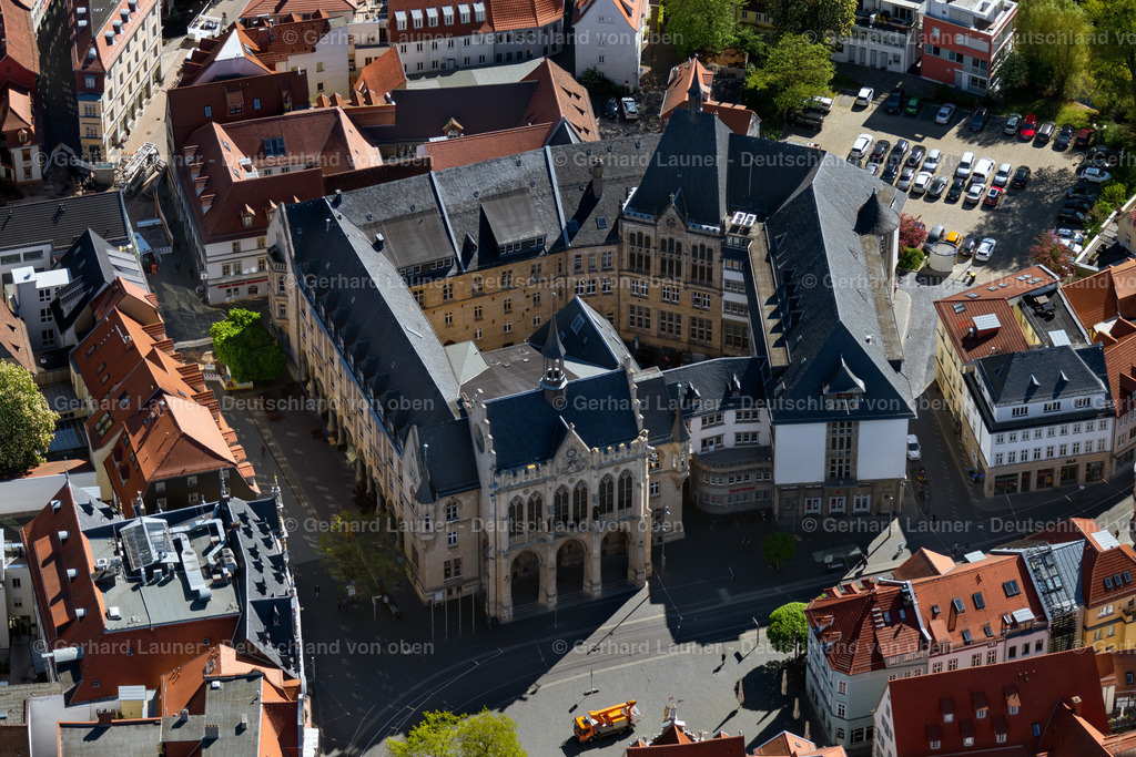 4026369 | ERFURT 07.05.2020 Gebäude des historischen Rathauses der Stadtverwaltung am Fischmarkt in der Altstadt in Erfurt im Bundesland Thüringen, Deutschland. Weiterführende Informationen bei: Landeshauptstadt Erfurt. // Town Hall building of the city administration on Fischmarkt in of Altstadt in Erfurt in the state Thuringia, Germany. Further information at: Landeshauptstadt Erfurt. Foto: Gerhard Launer