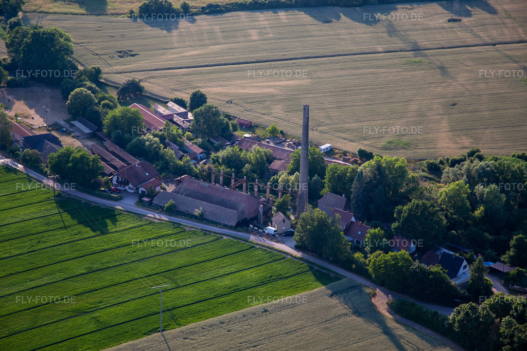 Luftbild: Zimmerei Hellmann an der alten Ziegelei in Kuhardt im Bundesland Rheinland-Pfalz in Deutschland.Foto: IMG_136224.jpg vom 07.06.2023 durch Werner Riehm/FLY-FOTO.deAuflösung des Originals: 5472 x 3648 px