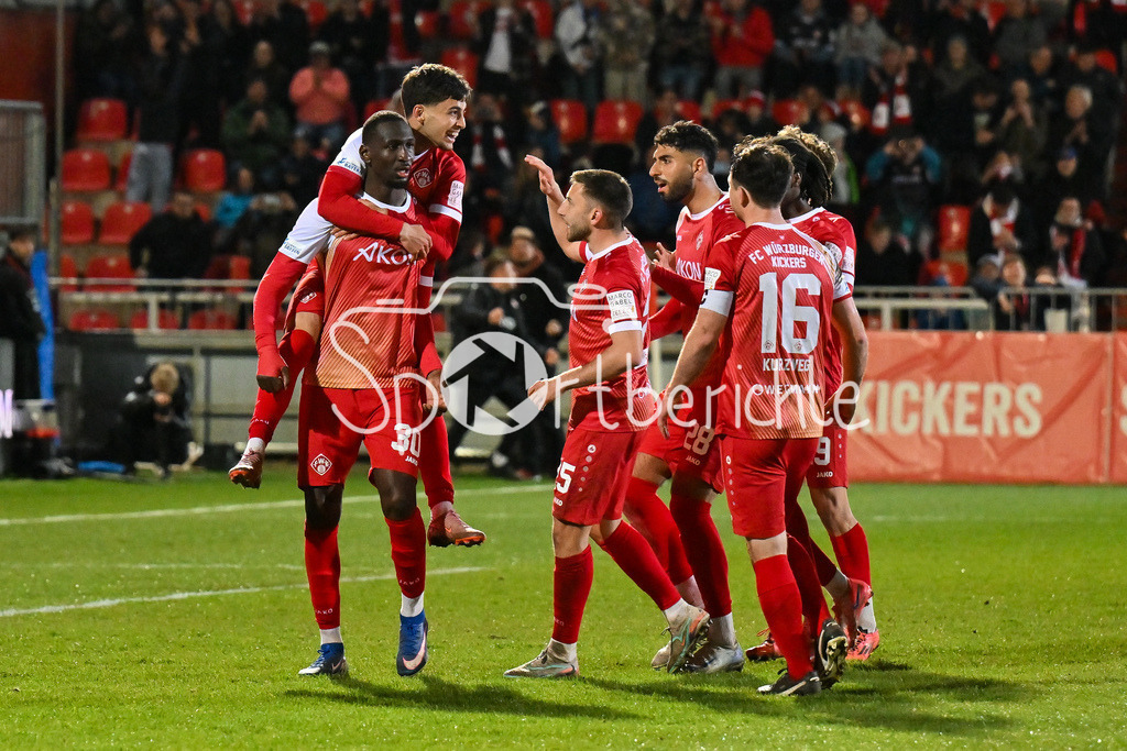 FC Würzburger Kickers - FC Bayern Amateure | WÜRZBURG, DEUTSCHLAND - 10. APRIL: grenzenloser Jubel der Hausherren nach dem Siegtreffer zum 2-1 in der Nachspielzeit durch Tarsis BONGA (Würzburger Kickers 30) / Tor / Torschuetze / Freude / Happy während dem Match zwischen dem FC Würzburger Kickers und den Amateuren des FC Bayern München am 28. Spieltag der Regionalliga Bayern in der AKON Arena