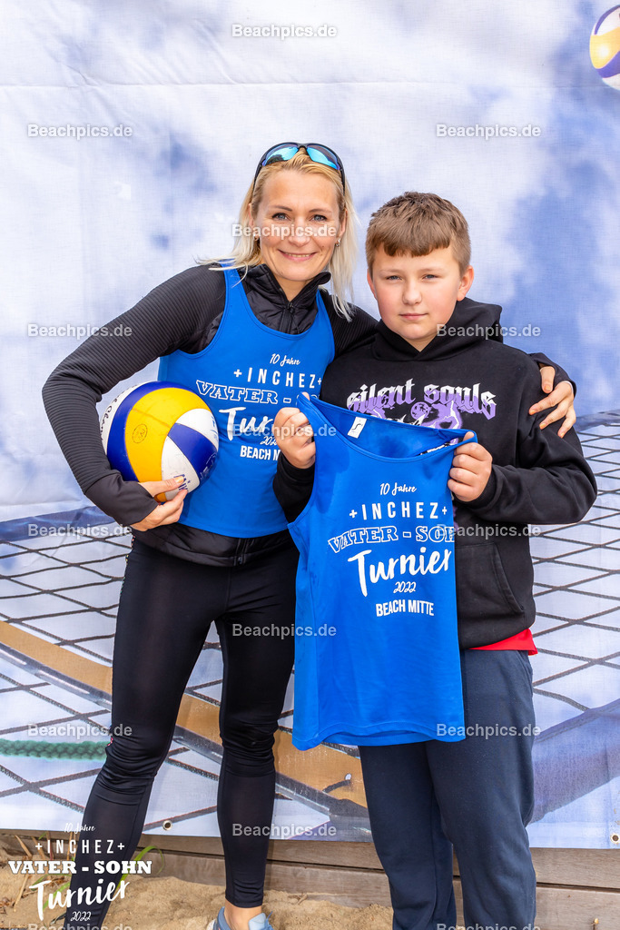 2022-00063179-Vater-Sohn-Turnier-Teamfotos-2 | 26.05.2022; Berlin Foto: Gerold Rebsch - www.beachpics.de