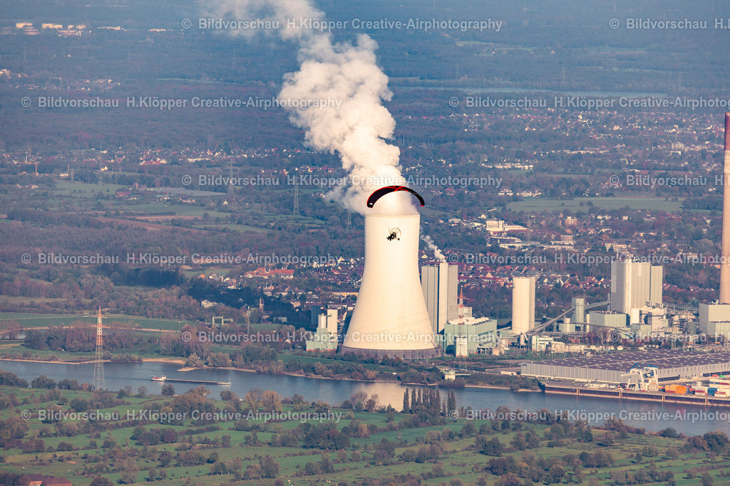 Luftbilder Duisburg-0010 | Luftbild Gleitschirmflieger vor Kraftwerk - Realisiert mit Pictrs.com