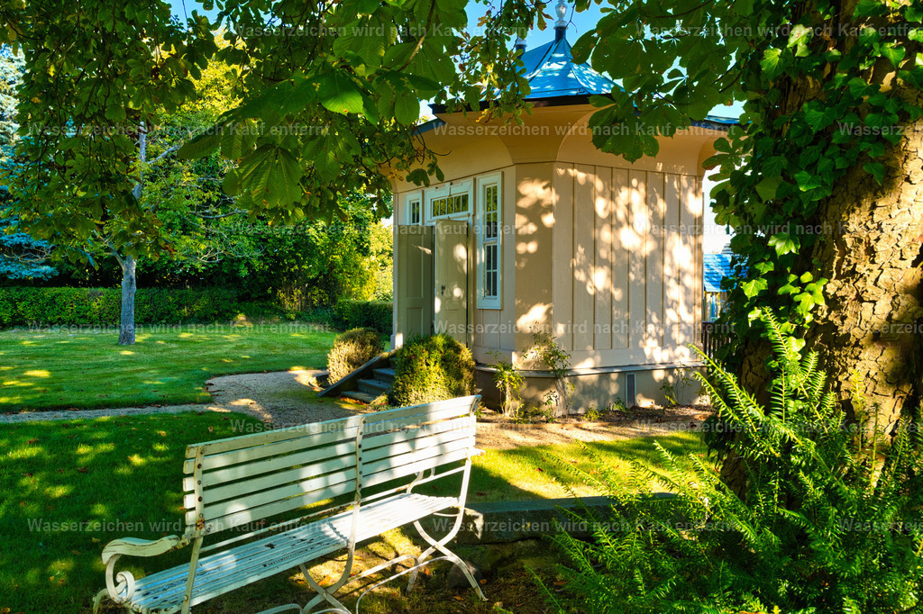 Herrnhut - historisches Gartenhaus im Garten des Heimatmuseums | Historische barocke Herrnhuter Gartenhäuser mit liebevollen Details und zeittypischer Architektur – ein stimmungsvolles Zeugnis der Garten- und Baukultur. Herrnhut ist eine Stadt im sächsischen Landkreis Görlitz in der Oberlausitz. Zentral zwischen den Städten Löbau und Zittau gelegen, ist sie als Gründungsort der Herrnhuter Brüdergemeine, durch die Produktion der Herrnhuter Sterne und internationale Missionsarbeit bekannt. - Realisiert mit Pictrs.com