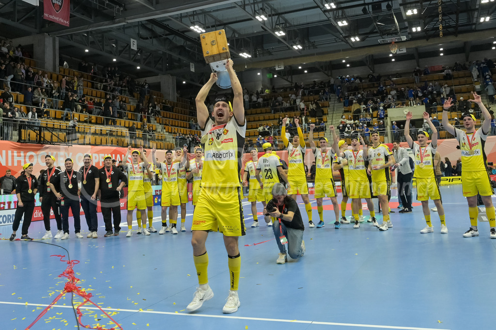 Zug United vs HC Rychenberg - 22. February 2025 | Zug United vs HC RychenbergSporthalle Wankdorf, BernTim Aeschimann (#81 HC Rychenberg Winterthur) präsentiert den Pokal den Fans.Bild: Sportfotografie Markus Aeschimann | www.markus-aeschimann.ch - Realisiert mit Pictrs.com