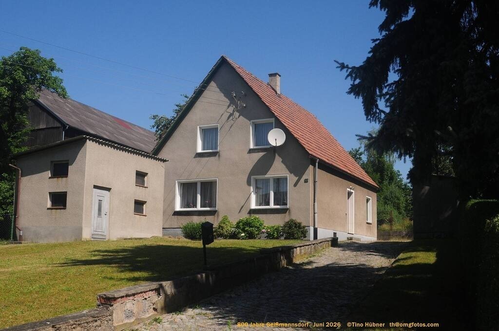 Geißmannsdorf-2026-Ortsbilder-023 | Geißmannsdorf bei Bischofswerda im Sommer 2026. Ein fotografischer Streifzug durch das Dorf Geißmannsdorf, mit Gebäuden, Straßen, Strohpuppen und geschmückten Vorgärten und Grundstücken anlässlich der 800-Jahr-Feier von Geißmannsdorf im Juni 2026 - Realisiert mit Pictrs.com