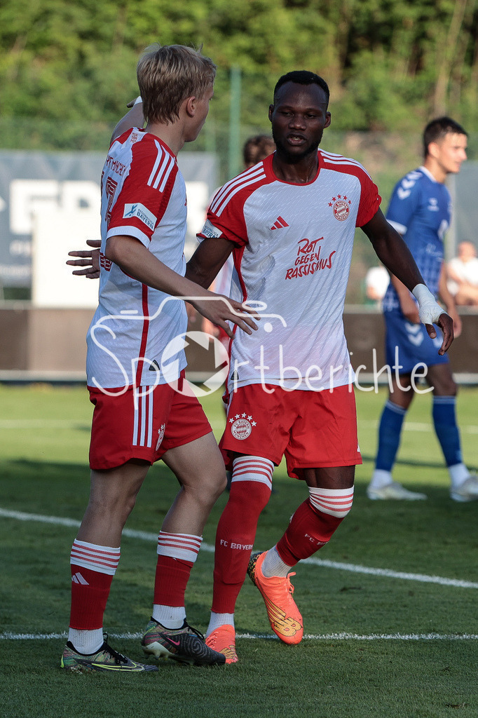 FC Pinzgau Saalfelden - FC Bayern Amateure | Jubel der Bayern Amateure nach dem Treffer zum 0-2 druch Desire SEGBE (FCB #27)